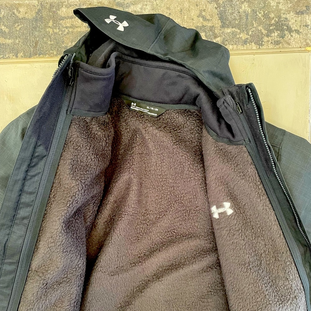 Black Under armour XL Jacket for MEN.